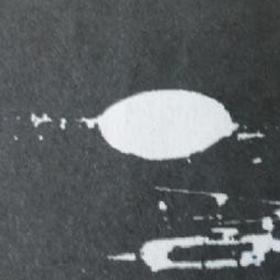 Według wielu zdjęcie to ma przedstawiać obiekt z Gdyni. W rzeczywistości to fotografia z archiwum Kazimierza Bzowskiego przedstawiająca UFO w Warszawie.